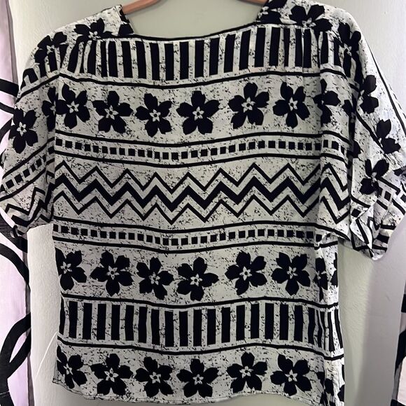 CHAUS Black and White Floral Print Blouse US Size 6 - Picture 8 of 9